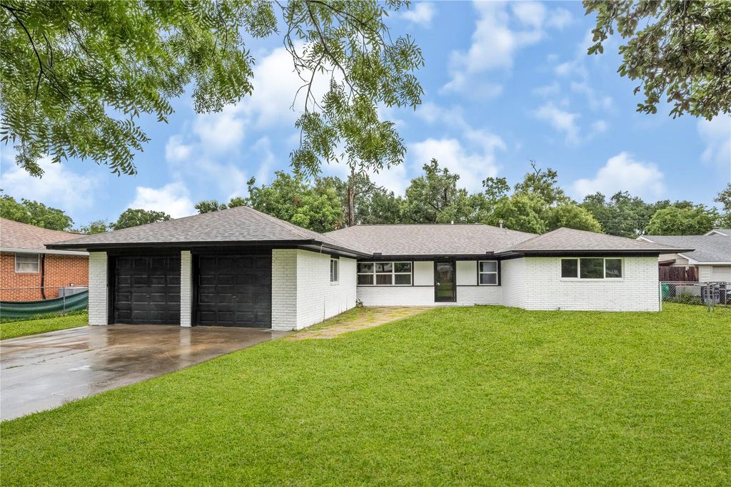 320 Burnett Drive, Baytown, TX 77520