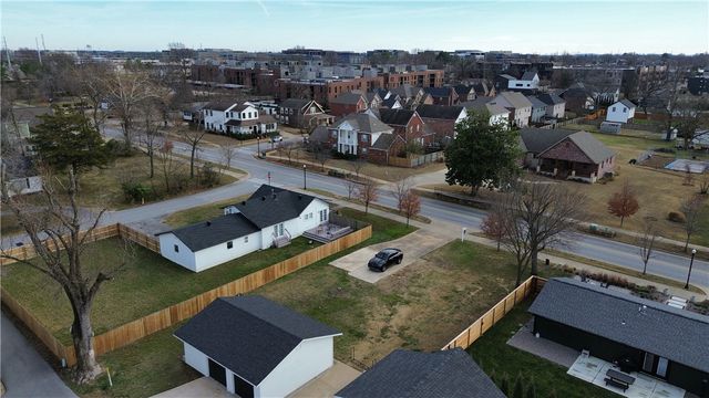 707 E Central Avenue, Bentonville, AR 72712