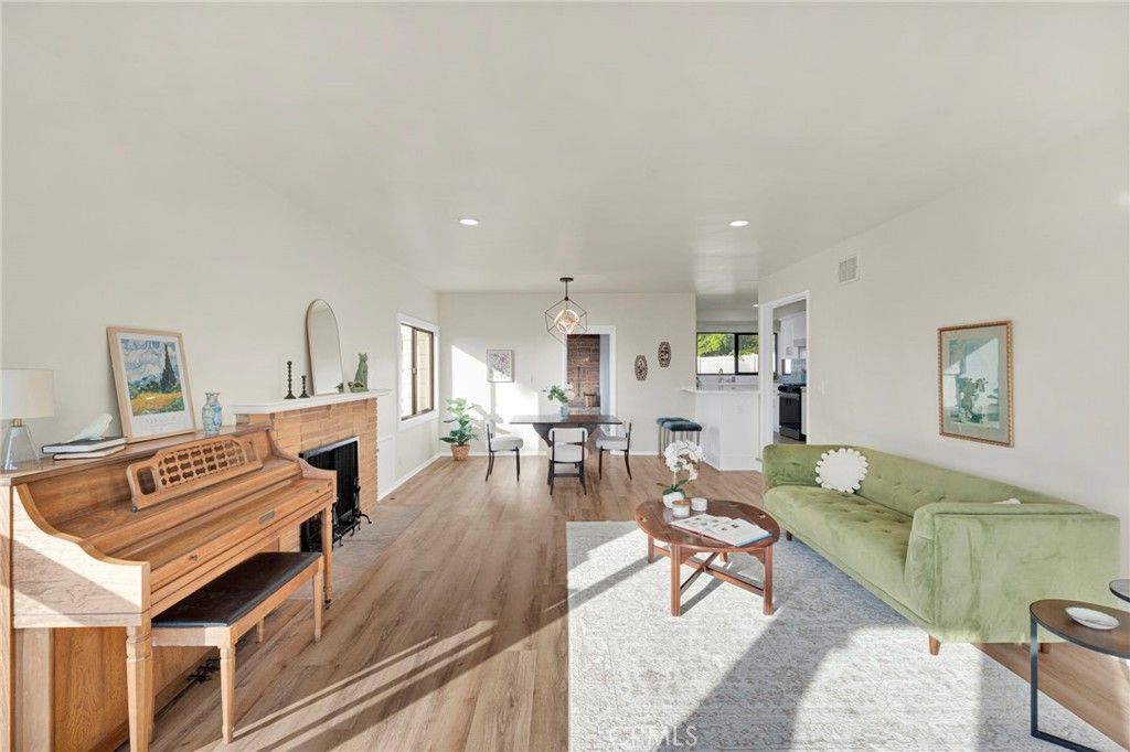 Image 11 of property listing at 195 Anita Drive, Pasadena, CA 91105