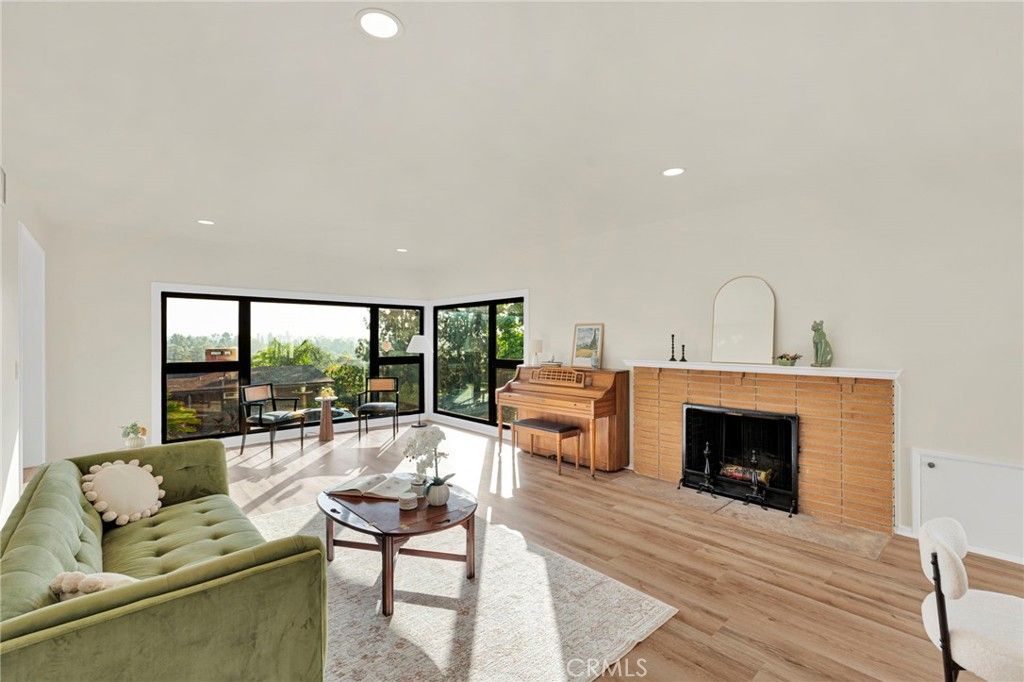 Image 14 of property listing at 195 Anita Drive, Pasadena, CA 91105