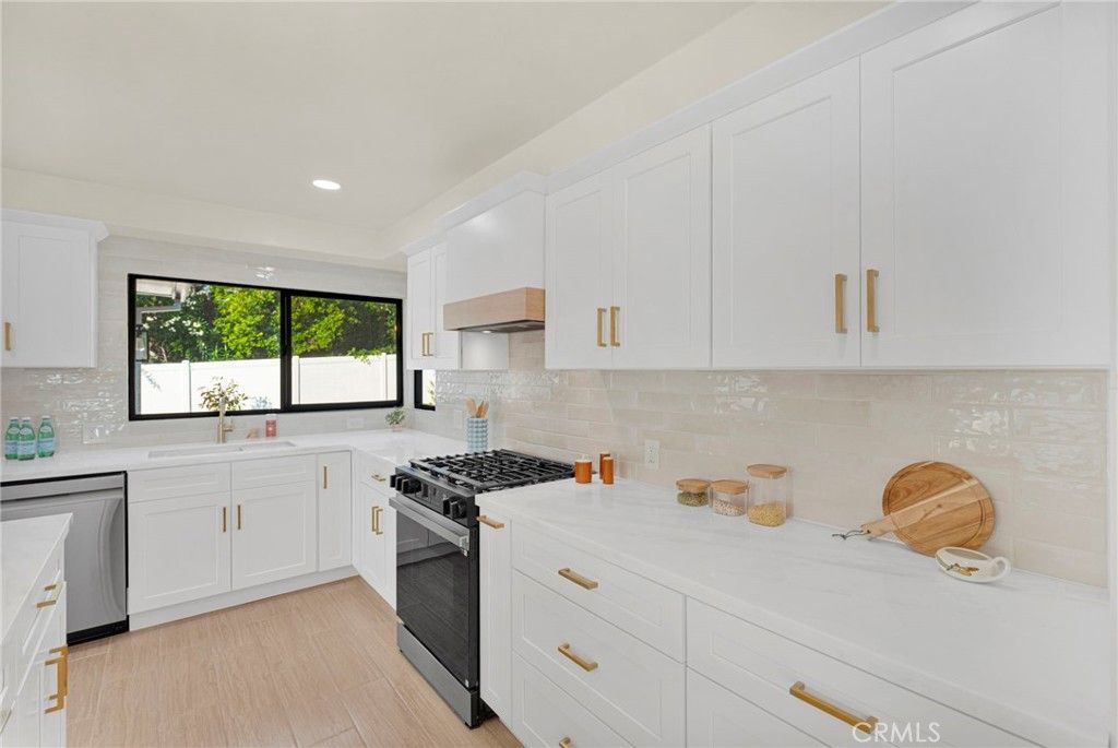 Image 17 of property listing at 195 Anita Drive, Pasadena, CA 91105