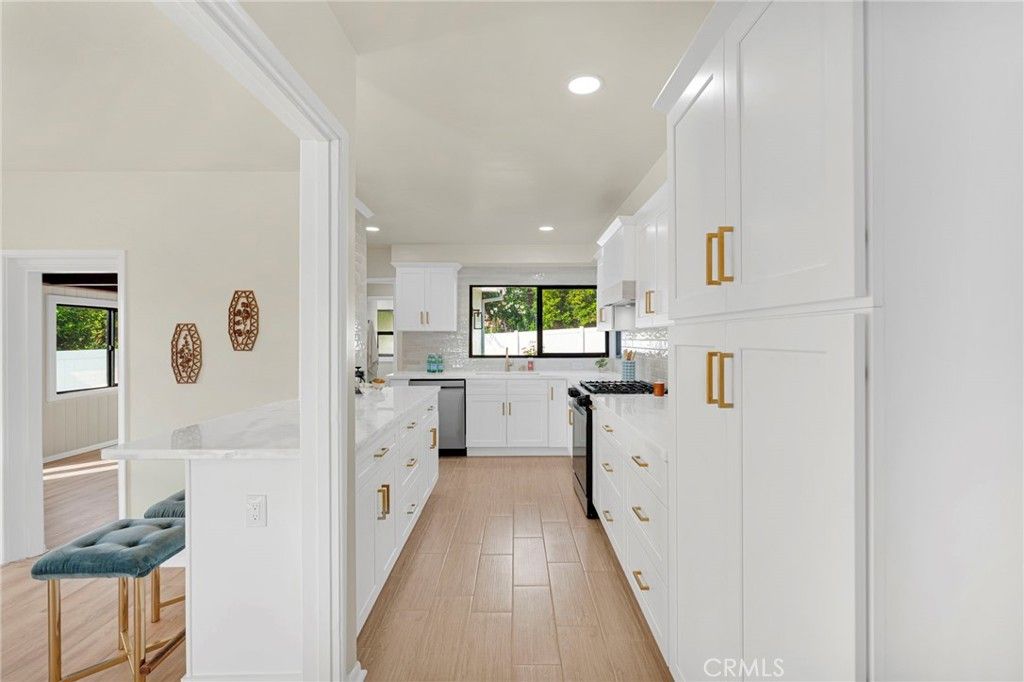 Image 18 of property listing at 195 Anita Drive, Pasadena, CA 91105