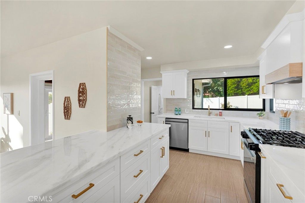 Image 19 of property listing at 195 Anita Drive, Pasadena, CA 91105