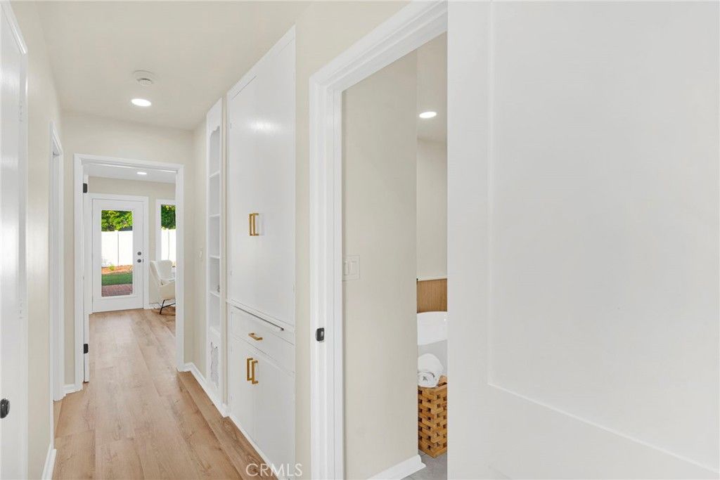 Image 30 of property listing at 195 Anita Drive, Pasadena, CA 91105