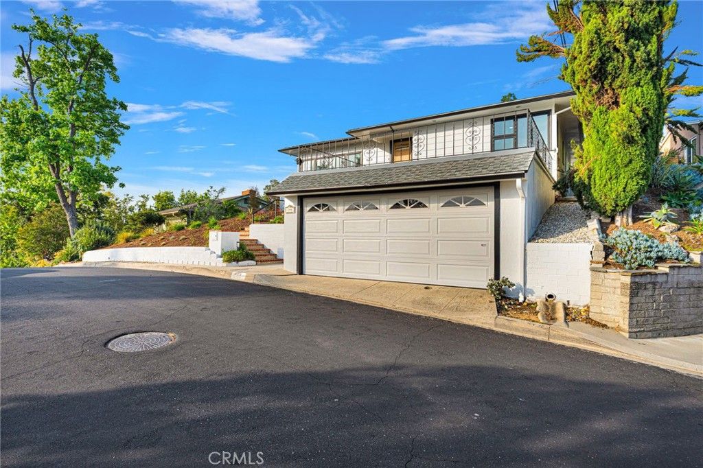 Image 5 of property listing at 195 Anita Drive, Pasadena, CA 91105