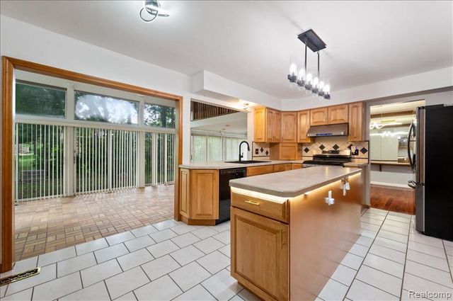 2196 Willow Leaf Drive, Rochester Hills, MI 48309