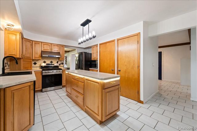 2196 Willow Leaf Drive, Rochester Hills, MI 48309