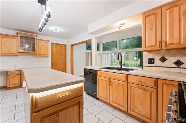 2196 Willow Leaf Drive, Rochester Hills, MI 48309