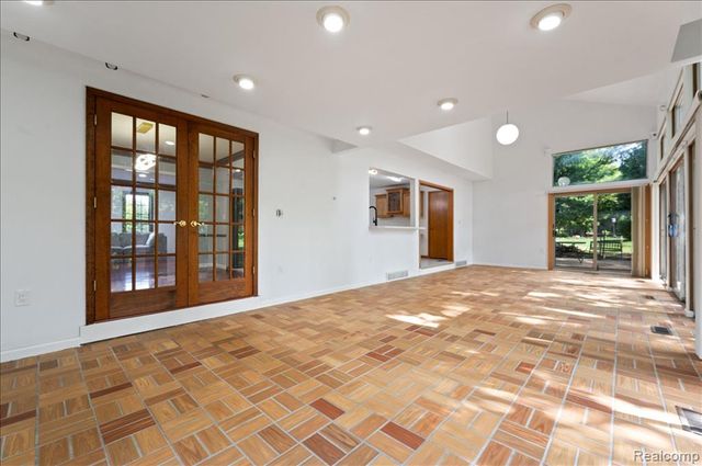 2196 Willow Leaf Drive, Rochester Hills, MI 48309