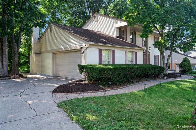 2196 Willow Leaf Drive, Rochester Hills, MI 48309