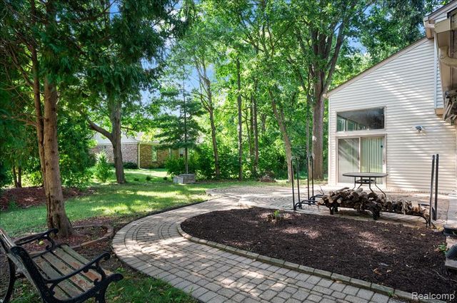 2196 Willow Leaf Drive, Rochester Hills, MI 48309
