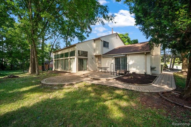 2196 Willow Leaf Drive, Rochester Hills, MI 48309
