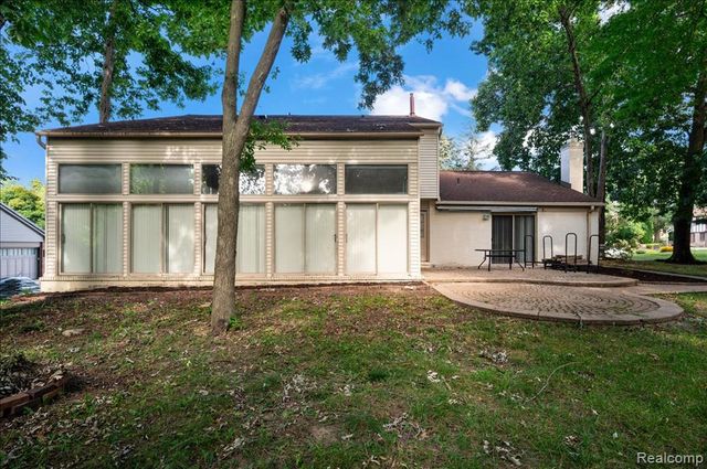 2196 Willow Leaf Drive, Rochester Hills, MI 48309