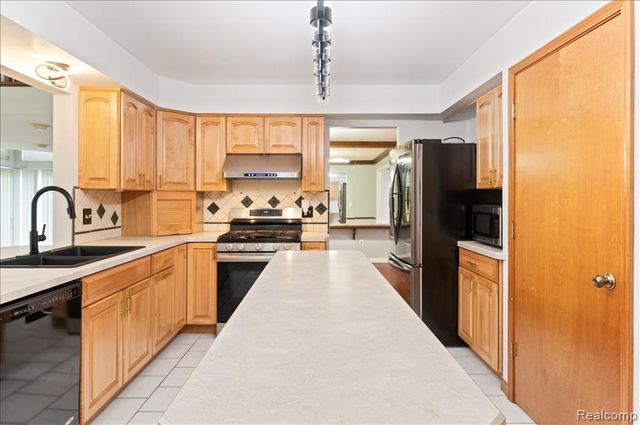 2196 Willow Leaf Drive, Rochester Hills, MI 48309