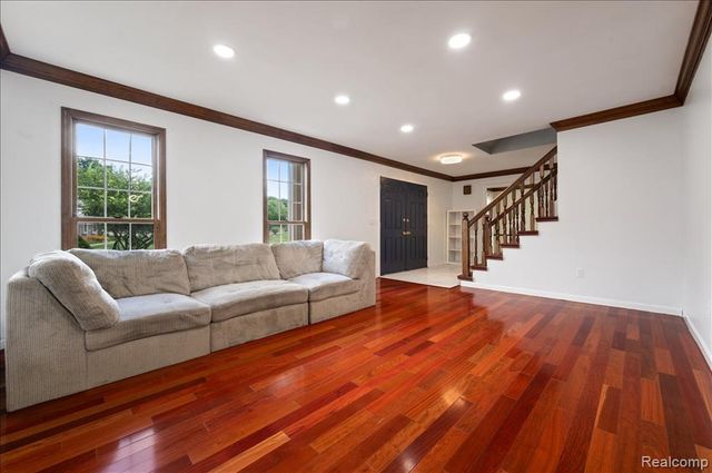 2196 Willow Leaf Drive, Rochester Hills, MI 48309