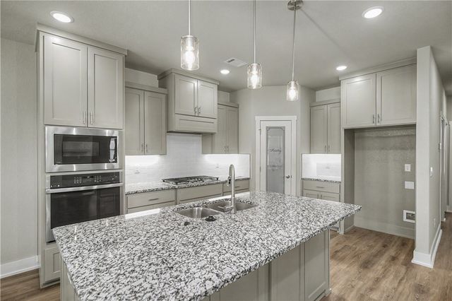 6801 SW Orange Avenue, Bentonville, AR 72715