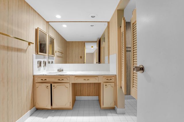 224 N Kenilworth Avenue 4D, Oak Park, IL 60302