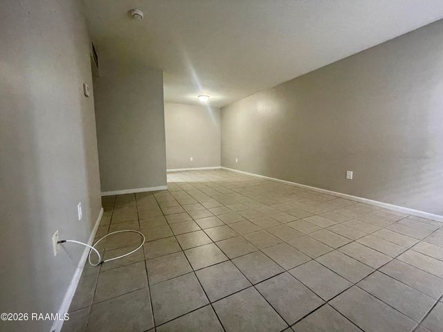 701 S College Road Apt 215, Lafayette, LA 70503