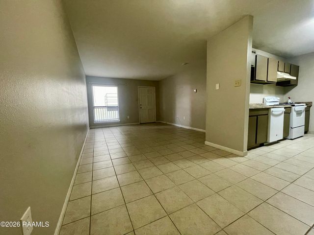 701 S College Road Apt 215, Lafayette, LA 70503