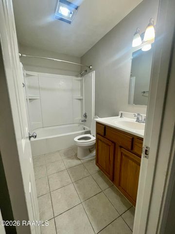 701 S College Road Apt 215, Lafayette, LA 70503