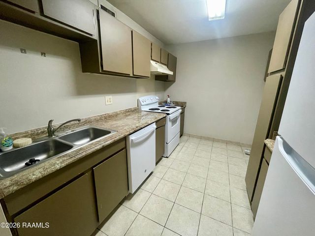 701 S College Road Apt 215, Lafayette, LA 70503