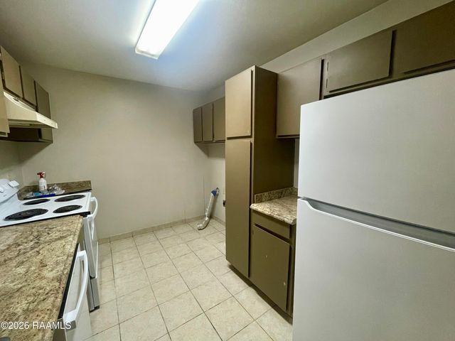 701 S College Road Apt 215, Lafayette, LA 70503