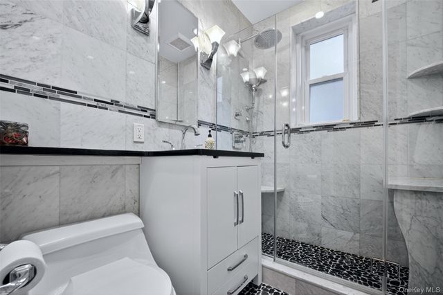 17 Gaynor Avenue 1D, Manhasset, NY 11030