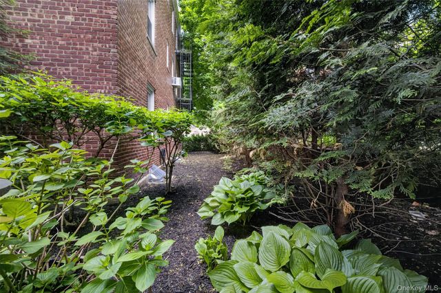 17 Gaynor Avenue 1D, Manhasset, NY 11030