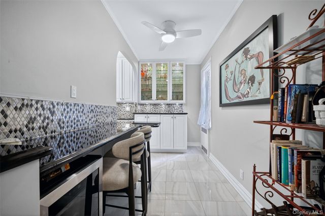 17 Gaynor Avenue 1D, Manhasset, NY 11030