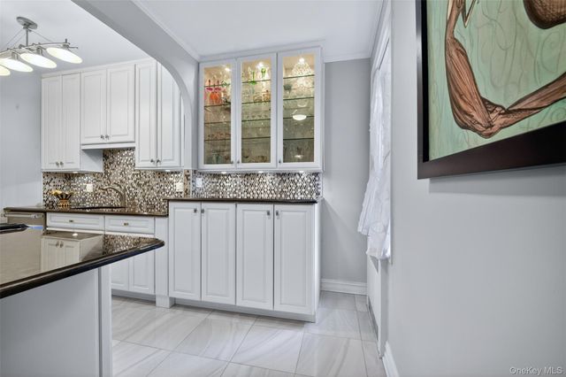 17 Gaynor Avenue 1D, Manhasset, NY 11030