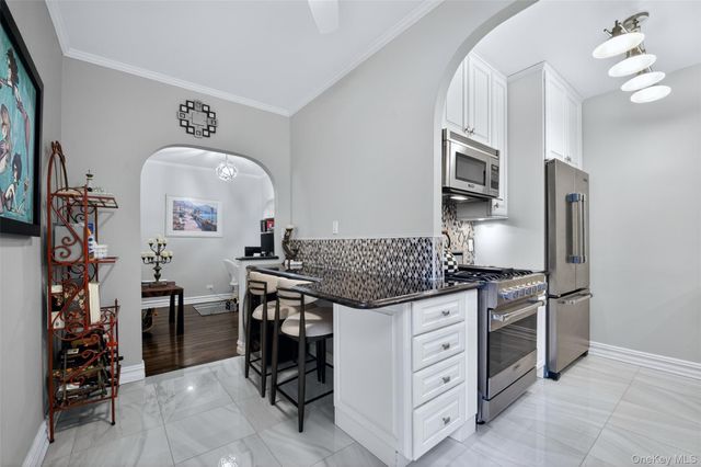 17 Gaynor Avenue 1D, Manhasset, NY 11030