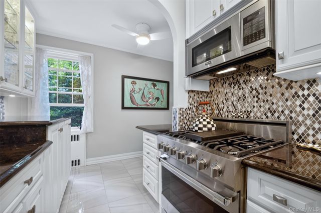 17 Gaynor Avenue 1D, Manhasset, NY 11030