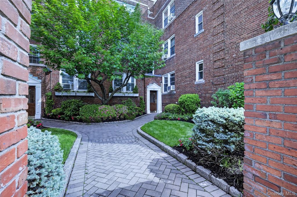 17 Gaynor Avenue 1D, Manhasset, NY 11030