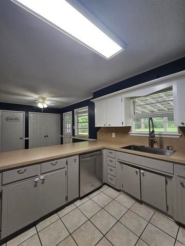 11312 Vine St, Shannon Hills, AR 72103