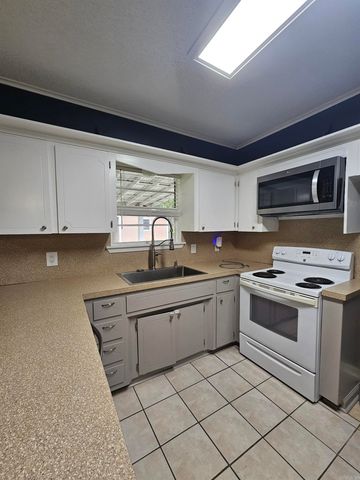 11312 Vine St, Shannon Hills, AR 72103