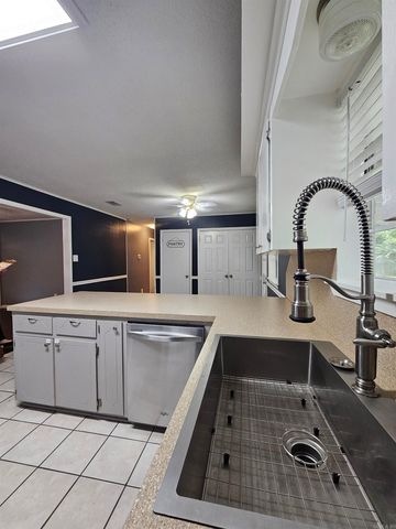 11312 Vine St, Shannon Hills, AR 72103