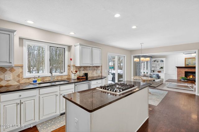 807 Saint Annes Drive, Holland, OH 43528