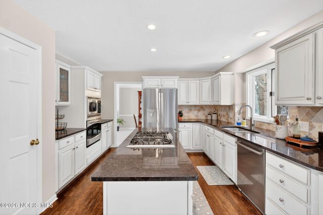 807 Saint Annes Drive, Holland, OH 43528