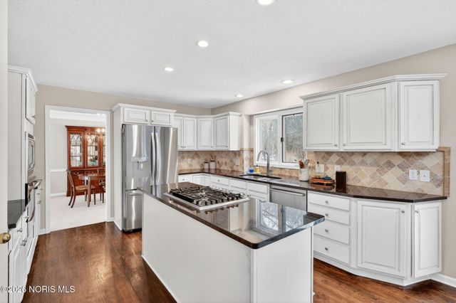 807 Saint Annes Drive, Holland, OH 43528