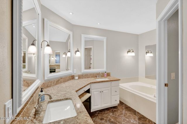 807 Saint Annes Drive, Holland, OH 43528