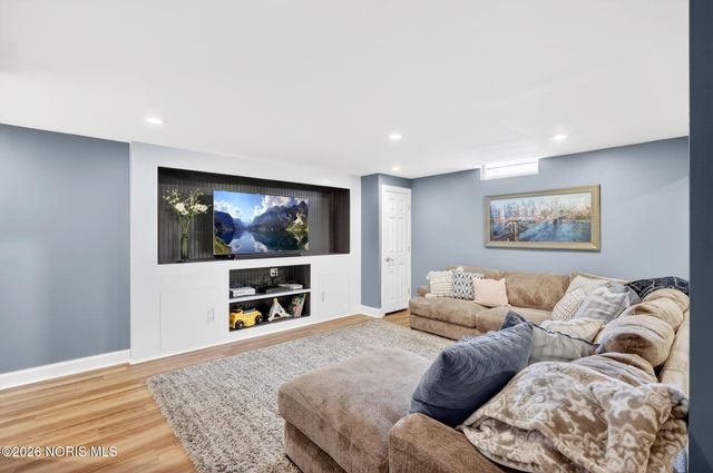 807 Saint Annes Drive, Holland, OH 43528