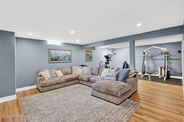 807 Saint Annes Drive, Holland, OH 43528