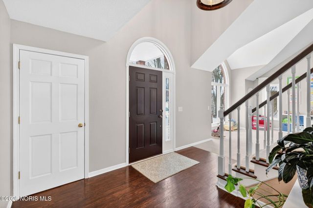 807 Saint Annes Drive, Holland, OH 43528