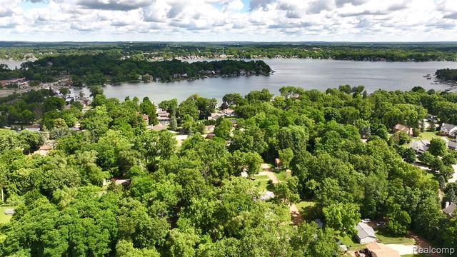 2711 Greenlawn Avenue, Commerce Twp, MI 48382