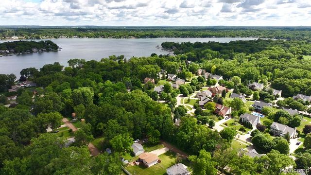 2711 Greenlawn Avenue, Commerce Twp, MI 48382