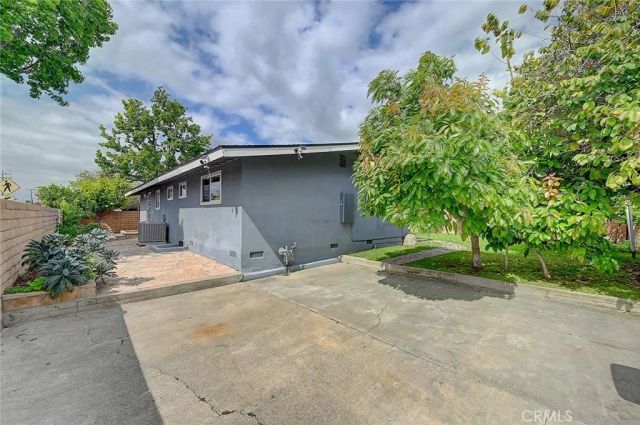 2044 W Spruce Avenue, Orange, CA 92868