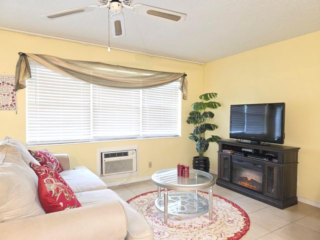 204 Kent L L, West Palm Beach, FL 33417