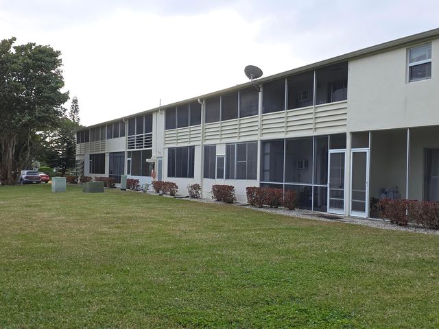 204 Kent L L, West Palm Beach, FL 33417