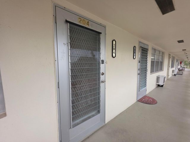 204 Kent L L, West Palm Beach, FL 33417