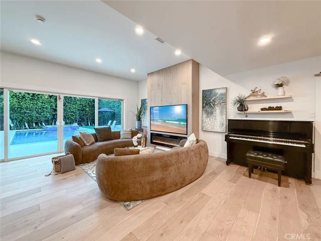 15722 Magnolia, Encino, CA 91436